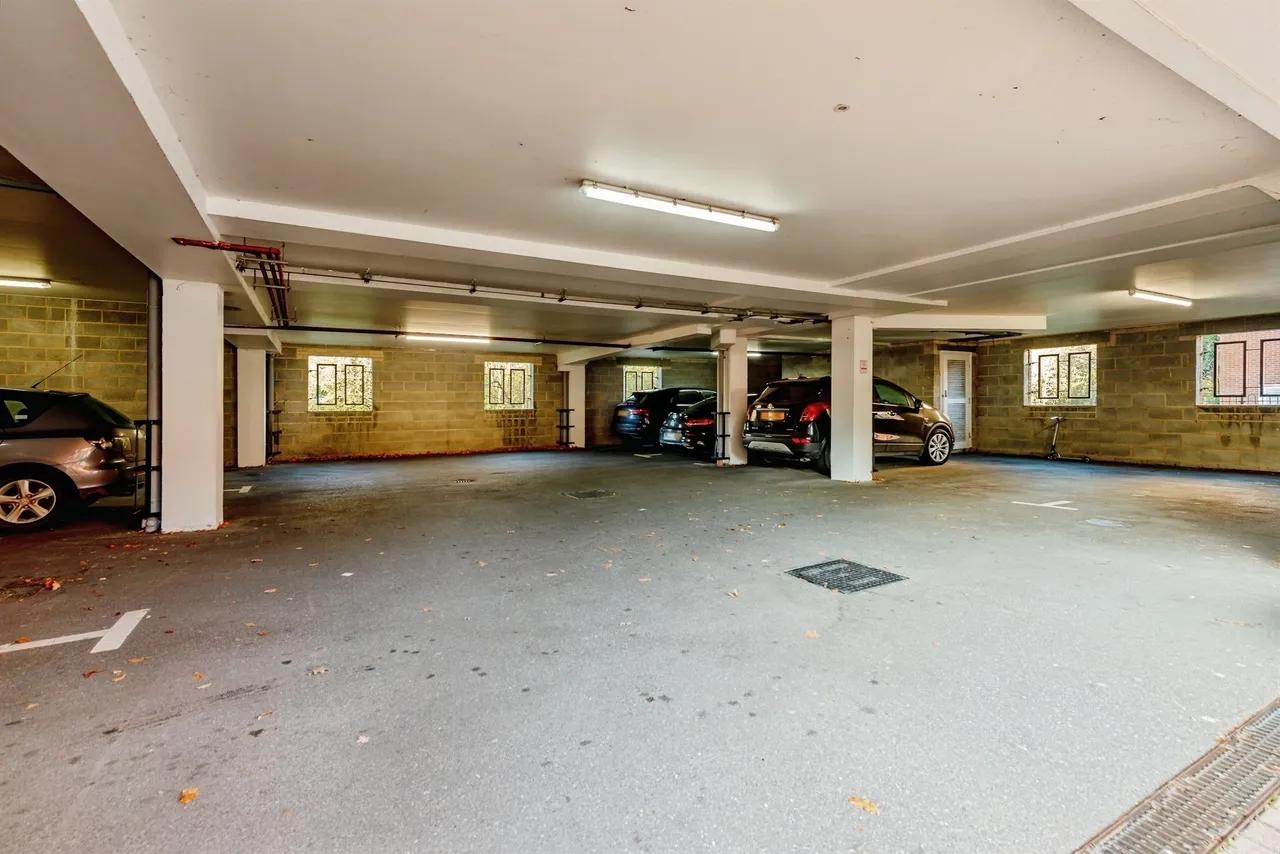 Stone Court, Crawley, photo 10