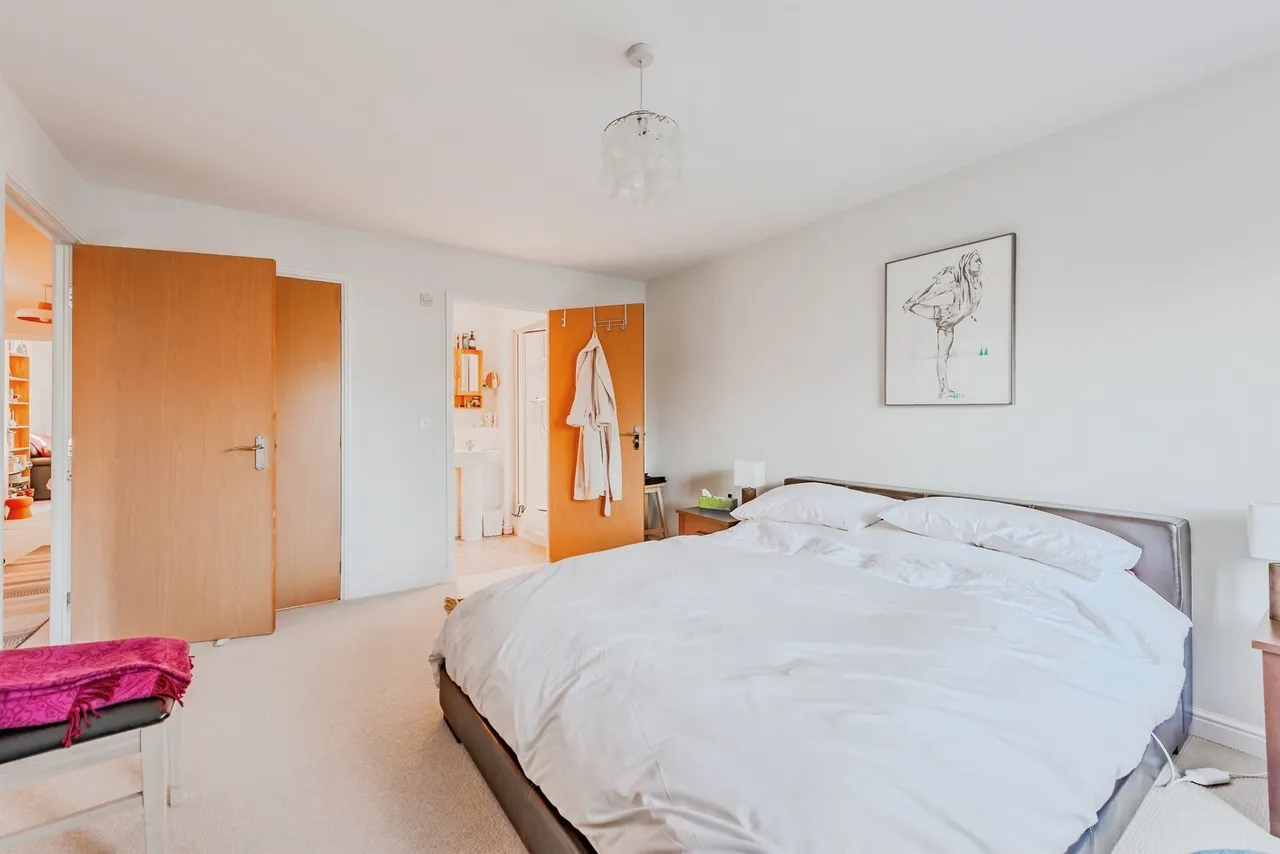 Stone Court, Crawley, photo 6