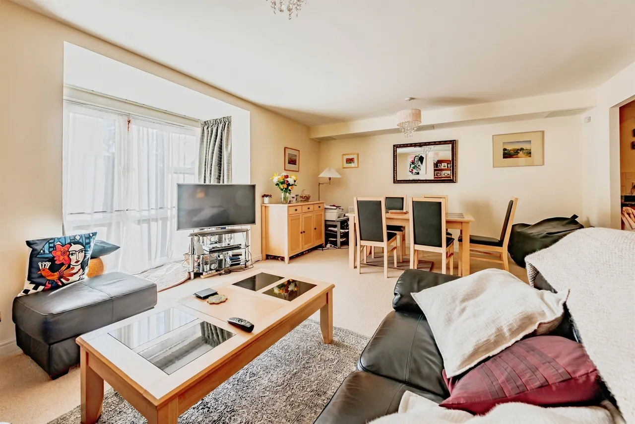 Stone Court, Crawley, photo 4