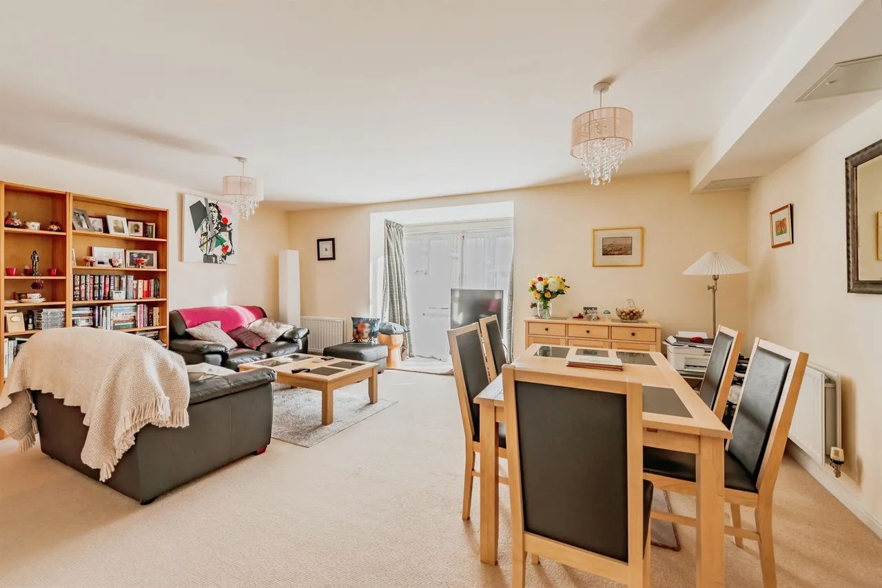 Stone Court, Crawley, photo 3