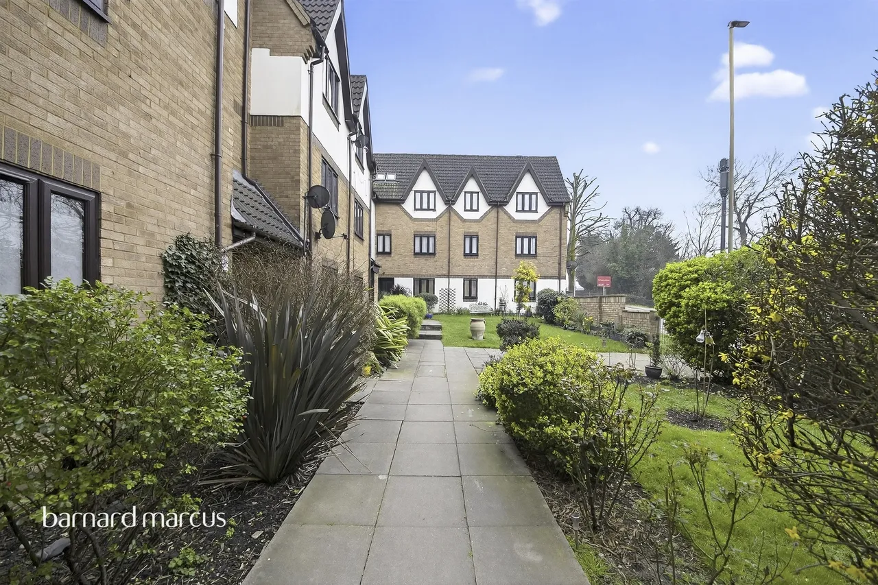 Colindeep Lane, London, photo 5