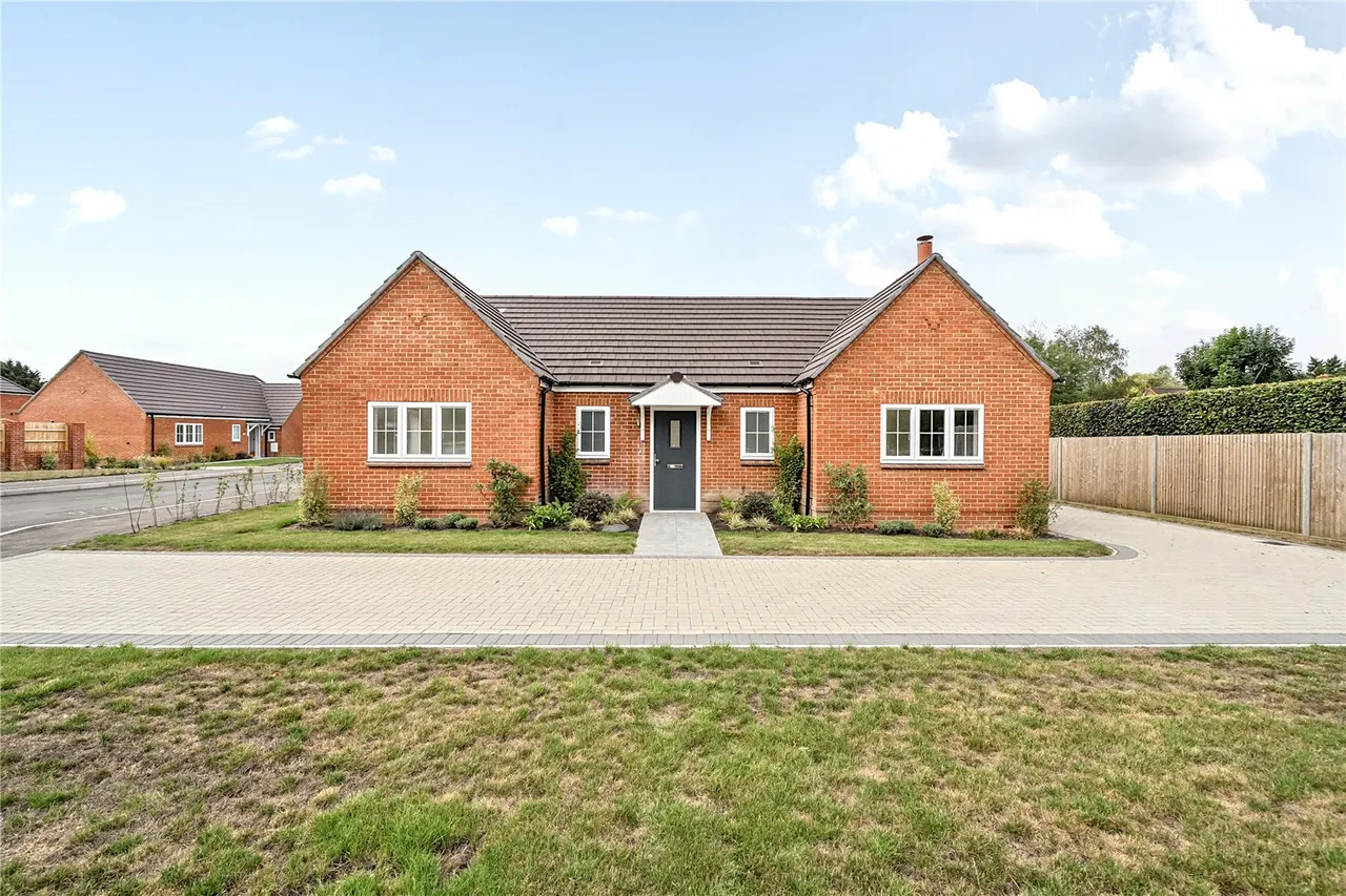 2 bed house for sale, Orchard Way, Bramley, RG26
