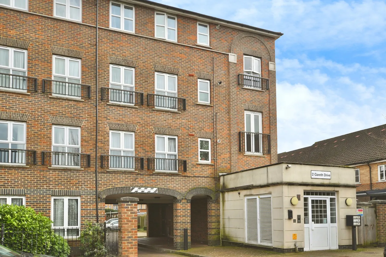 2 bed flat for sale, Gareth Drive, London, N9