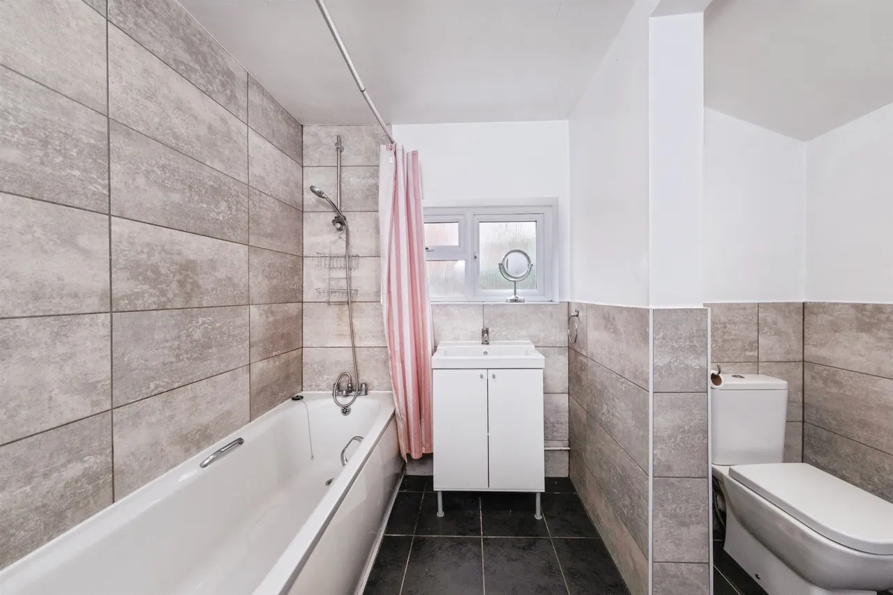 Wolverton Road, Newport Pagnell, MK16, photo 9