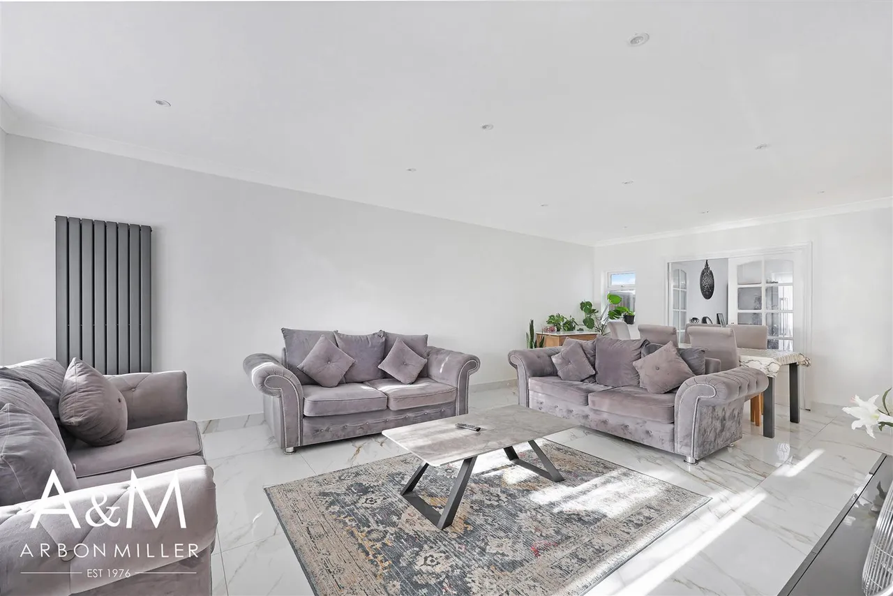 Clayhall Avenue, Clayhall, Essex, Ilford, IG50SQ, photo 2