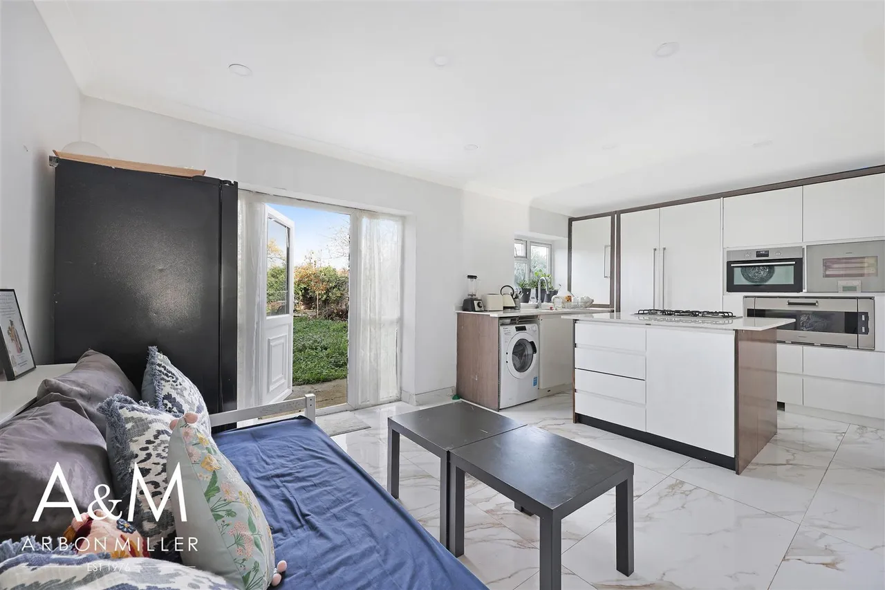 Clayhall Avenue, Clayhall, Essex, Ilford, IG50SQ, photo 6