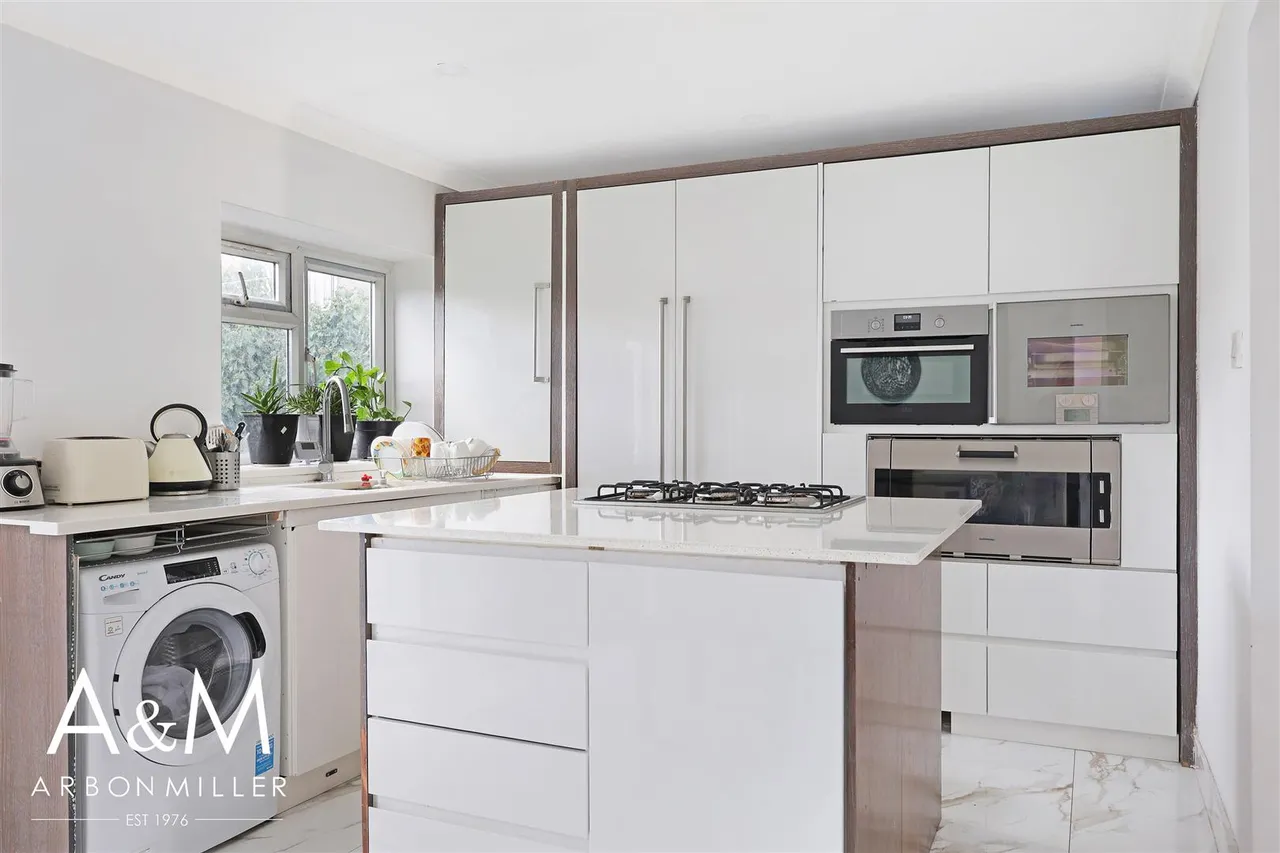 Clayhall Avenue, Clayhall, Essex, Ilford, IG50SQ, photo 7