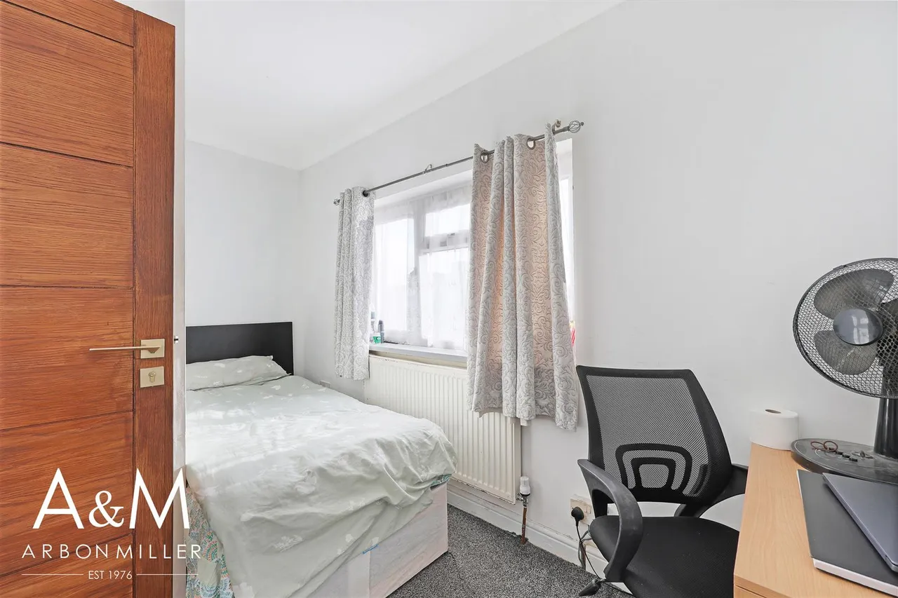 Clayhall Avenue, Clayhall, Essex, Ilford, IG50SQ, photo 18