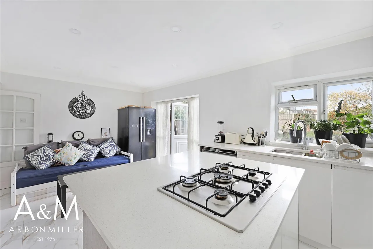 Clayhall Avenue, Clayhall, Essex, Ilford, IG50SQ, photo 8