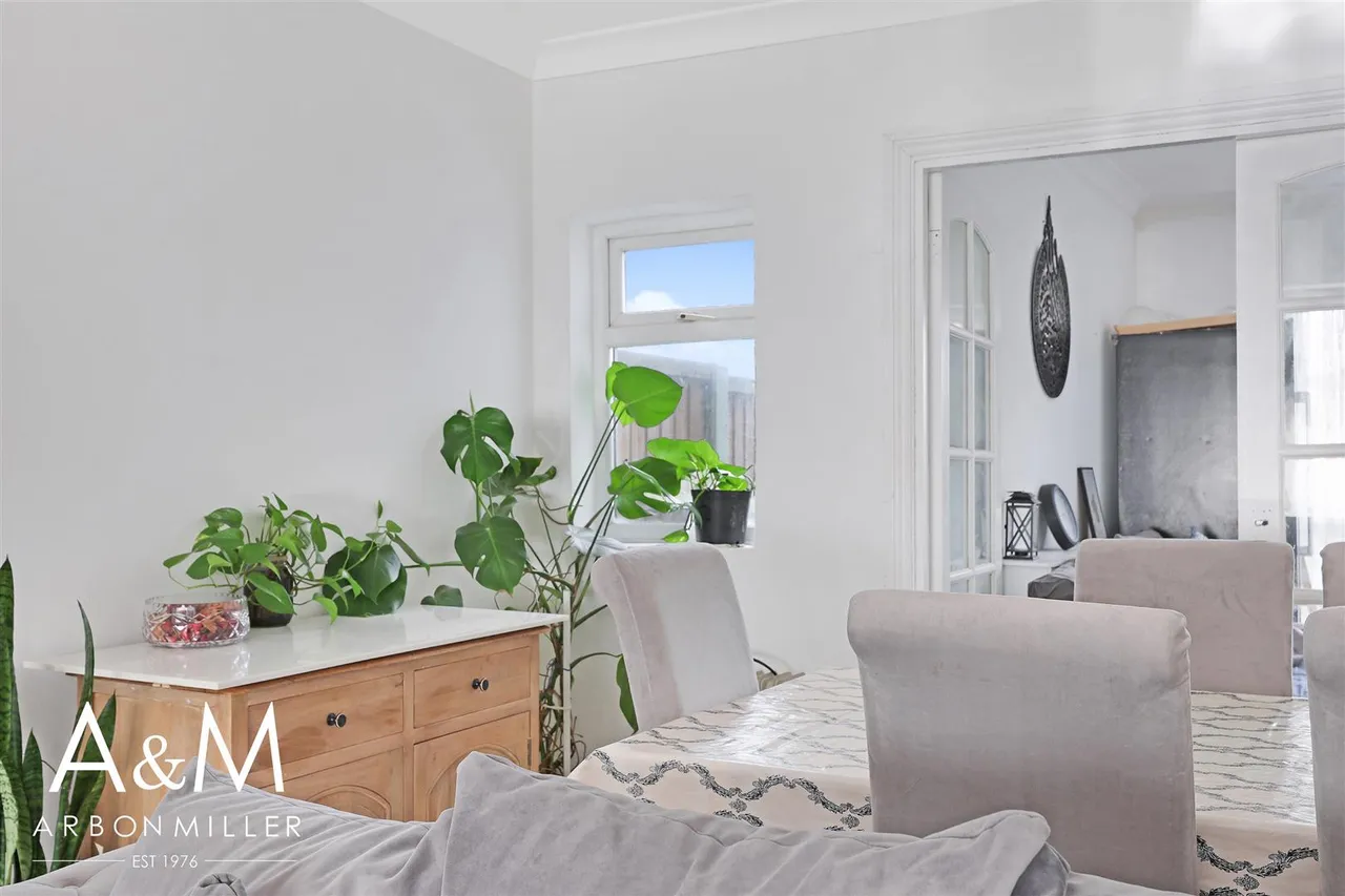 Clayhall Avenue, Clayhall, Essex, Ilford, IG50SQ, photo 4