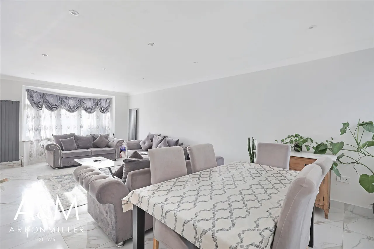 Clayhall Avenue, Clayhall, Essex, Ilford, IG50SQ, photo 5