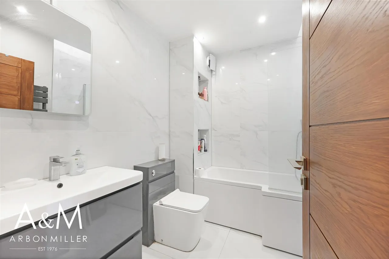 Clayhall Avenue, Clayhall, Essex, Ilford, IG50SQ, photo 19