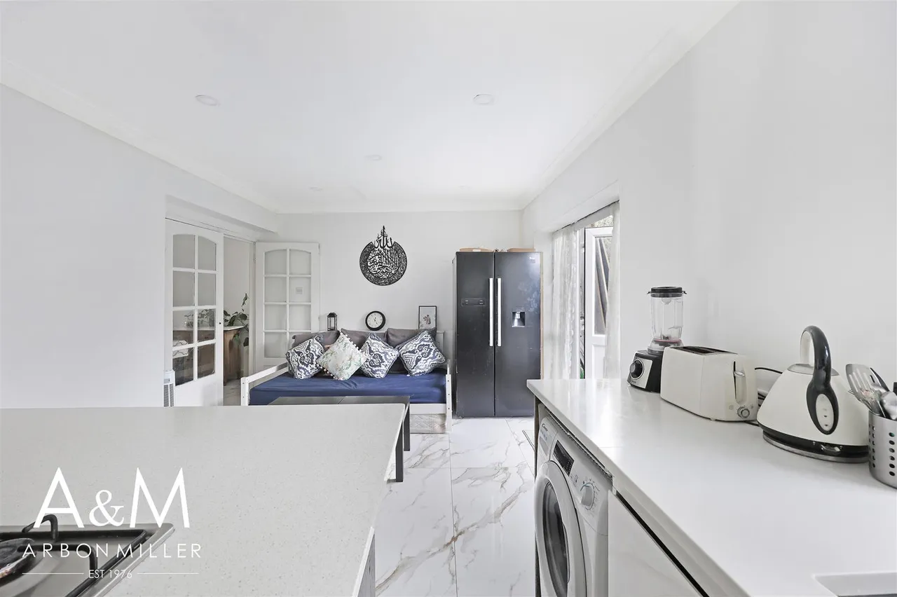 Clayhall Avenue, Clayhall, Essex, Ilford, IG50SQ, photo 9
