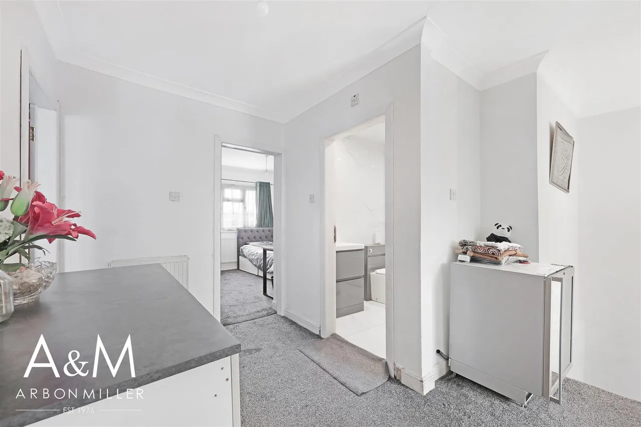 Clayhall Avenue, Clayhall, Essex, Ilford, IG50SQ, photo 14