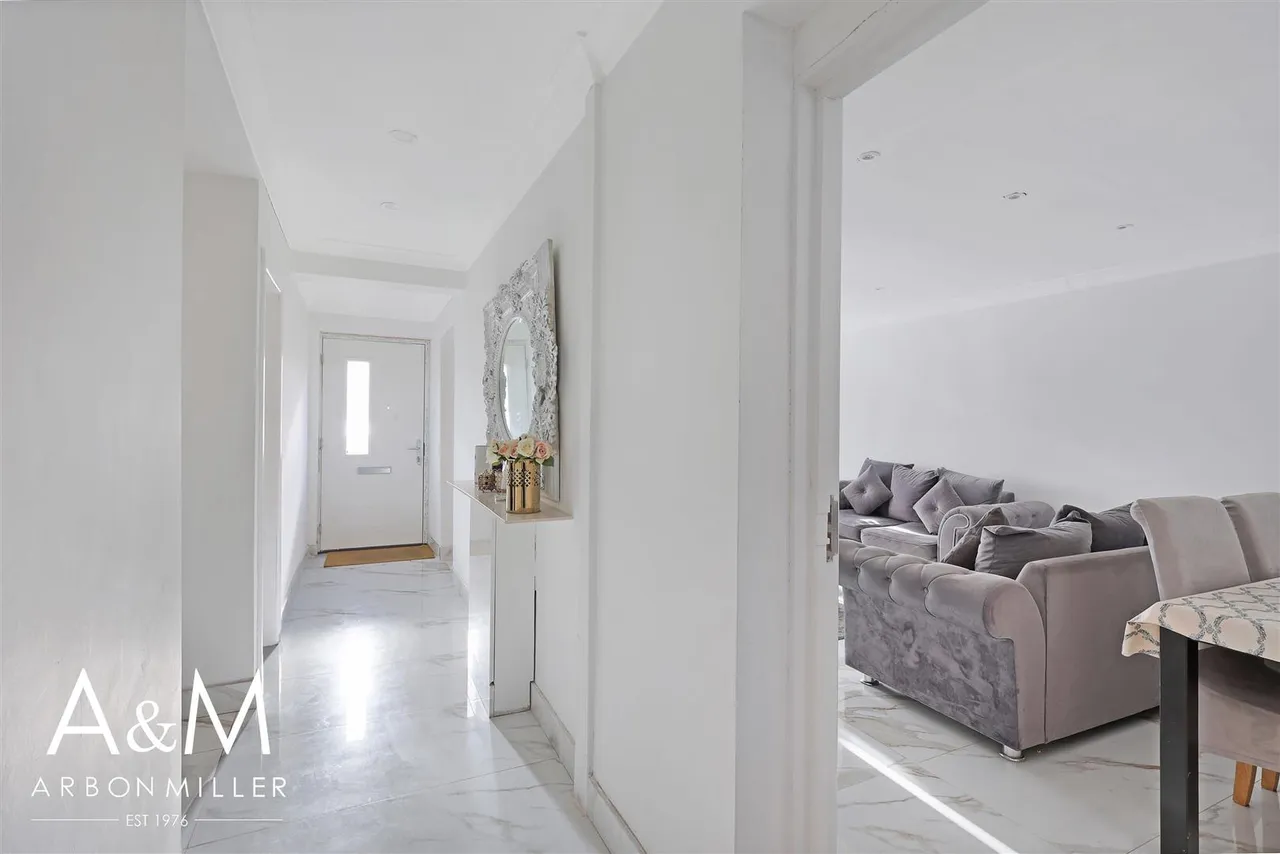 Clayhall Avenue, Clayhall, Essex, Ilford, IG50SQ, photo 11