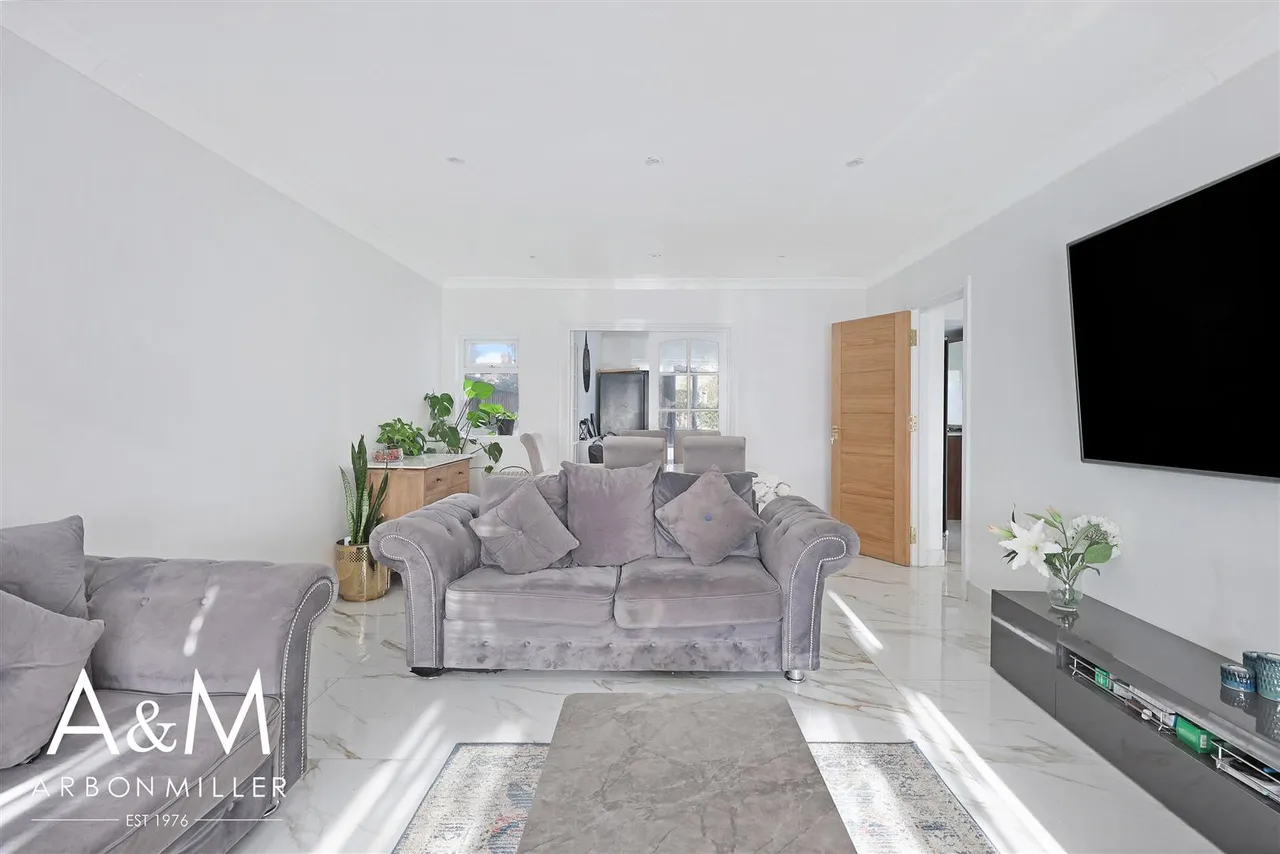 Clayhall Avenue, Clayhall, Essex, Ilford, IG50SQ, photo 3