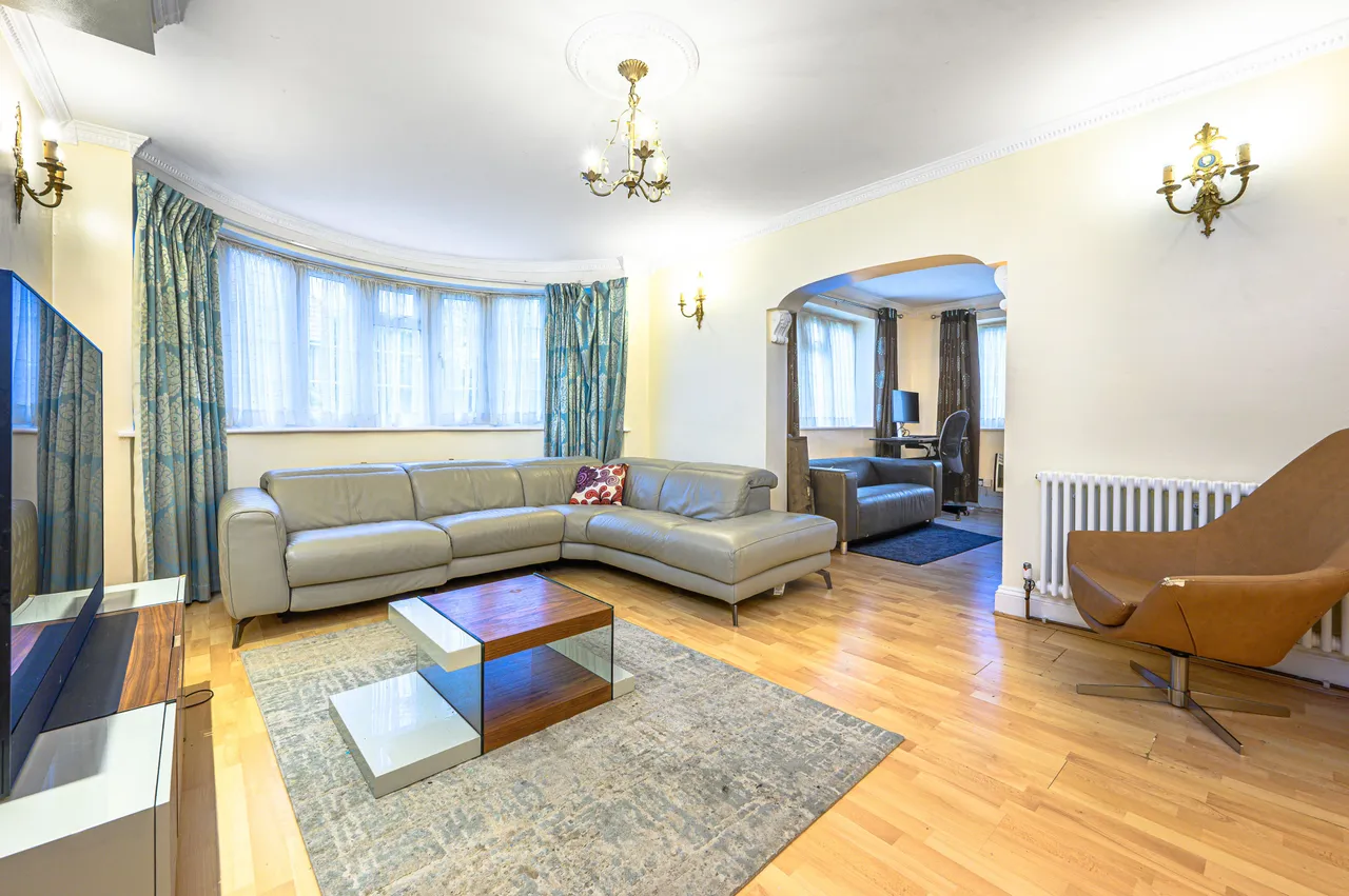 25 Beaufort Park, London, photo 5