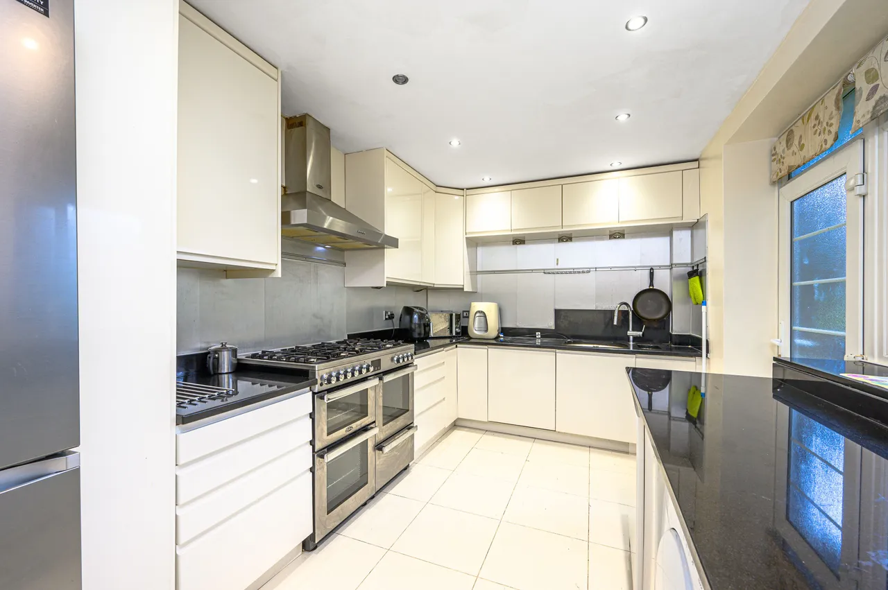25 Beaufort Park, London, photo 4
