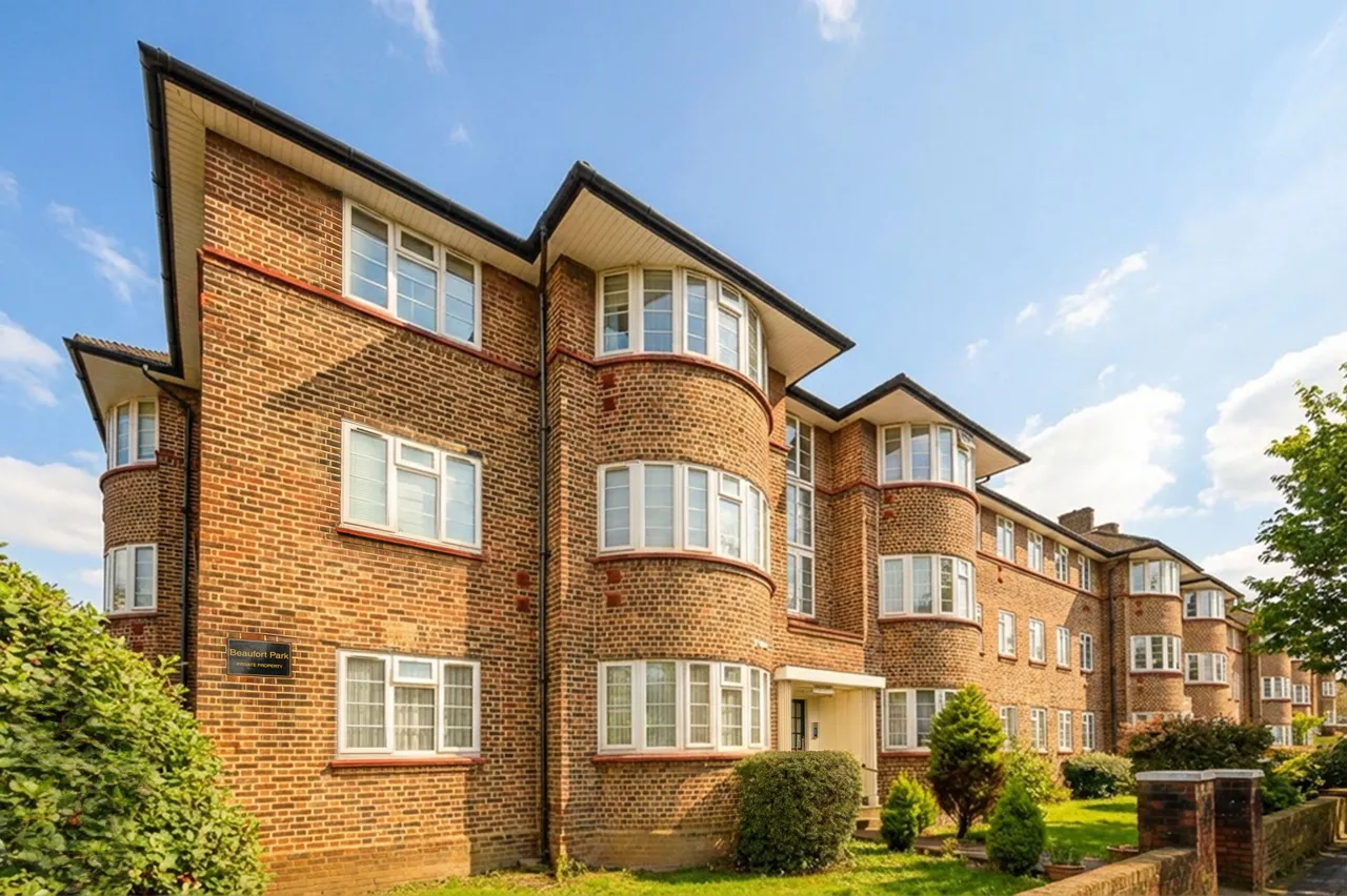 3 bed flat for sale — 25 Beaufort Park, London