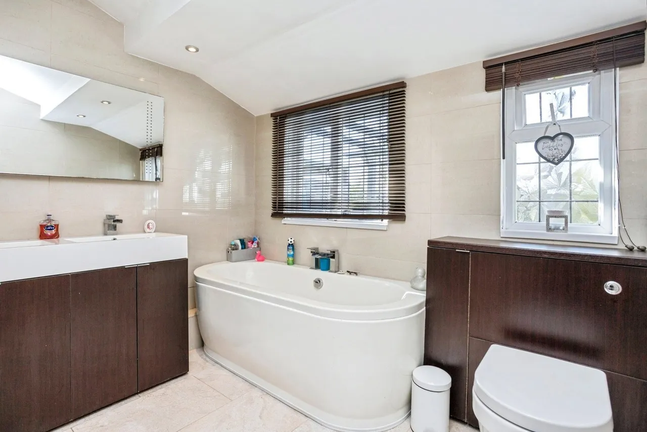 Kimberley Road, Crawley, RH10, photo 8