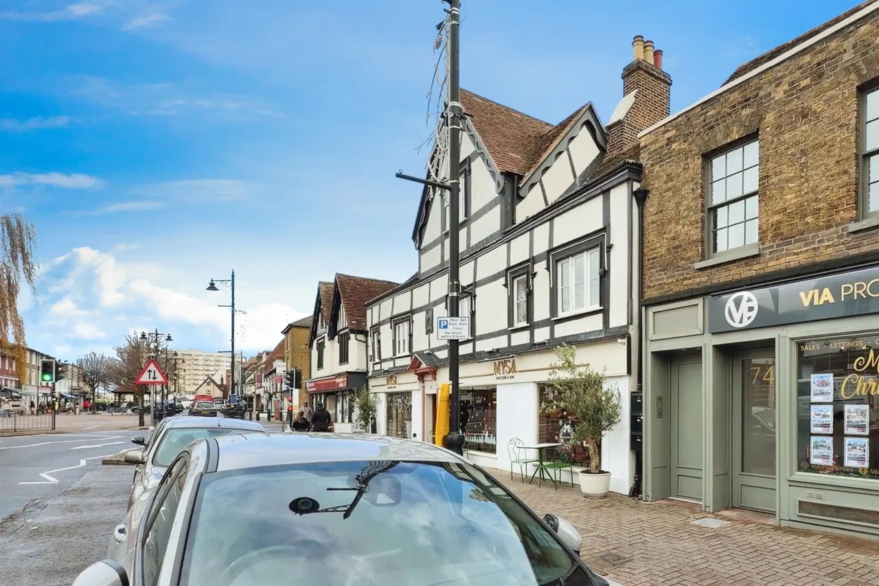 2 bed flat for sale — High Street, Hoddesdon
