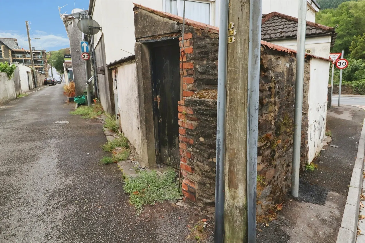 Hopkinstown Road, Pontypridd, photo 12