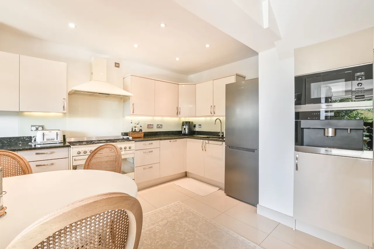 379 Whitton Avenue East, Greenford, photo 8