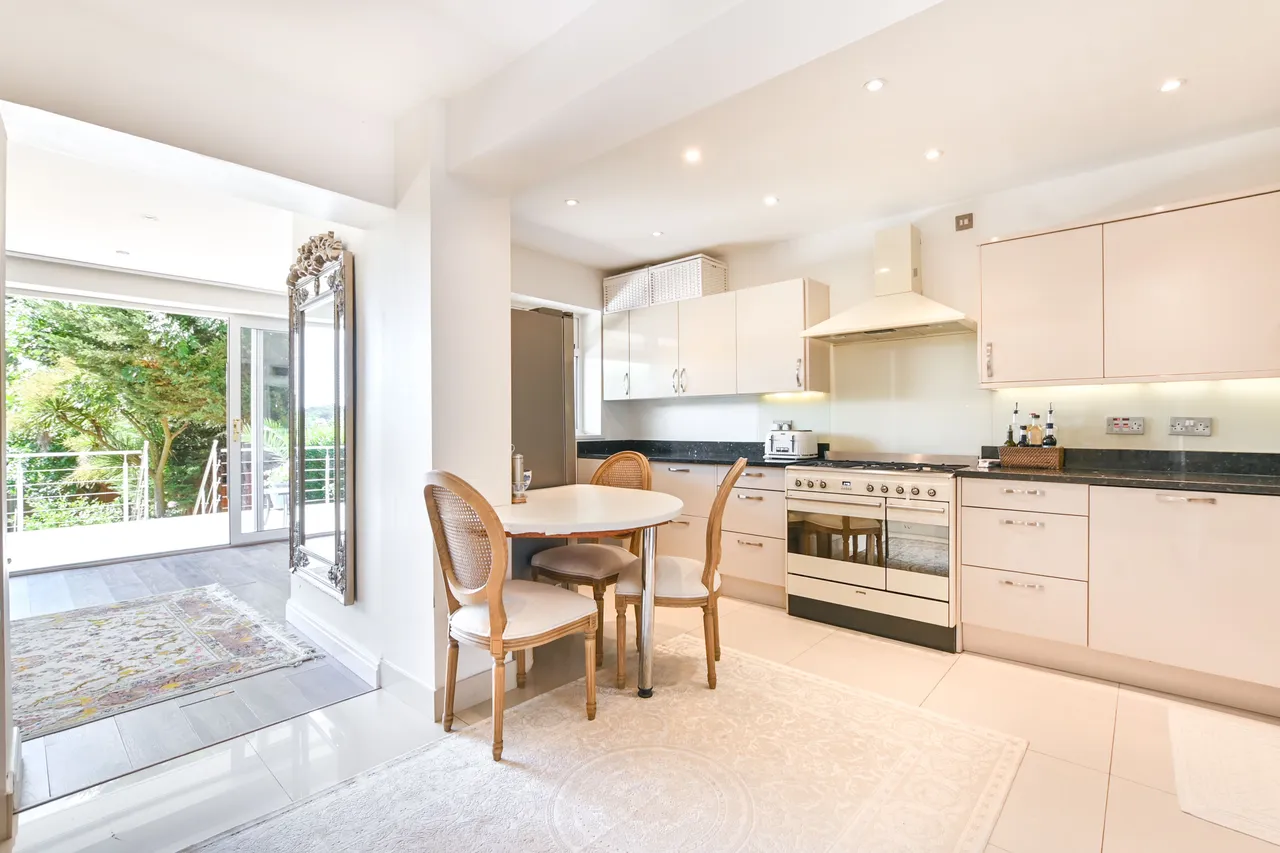 379 Whitton Avenue East, Greenford, photo 3