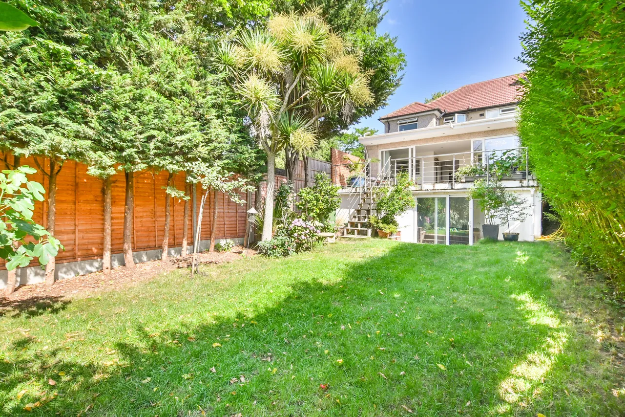 379 Whitton Avenue East, Greenford, photo 4