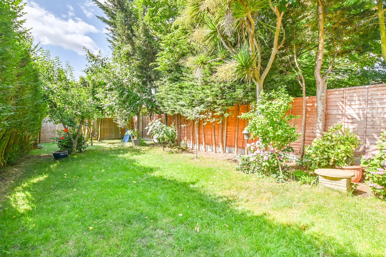 379 Whitton Avenue East, Greenford, photo 10