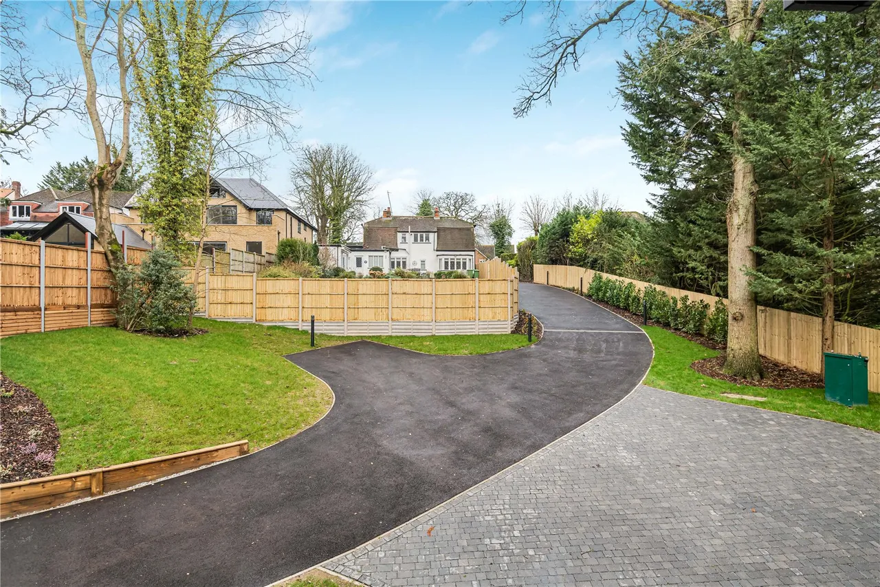 Cuffley Hill, Goffs Oak, Hertfordshire, EN7 5EY, photo 33