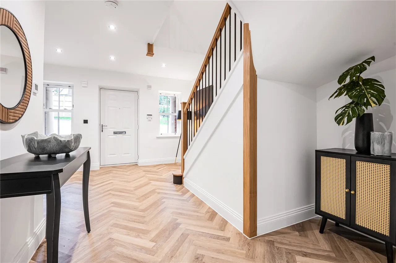 Cuffley Hill, Goffs Oak, Hertfordshire, EN7 5EY, photo 4