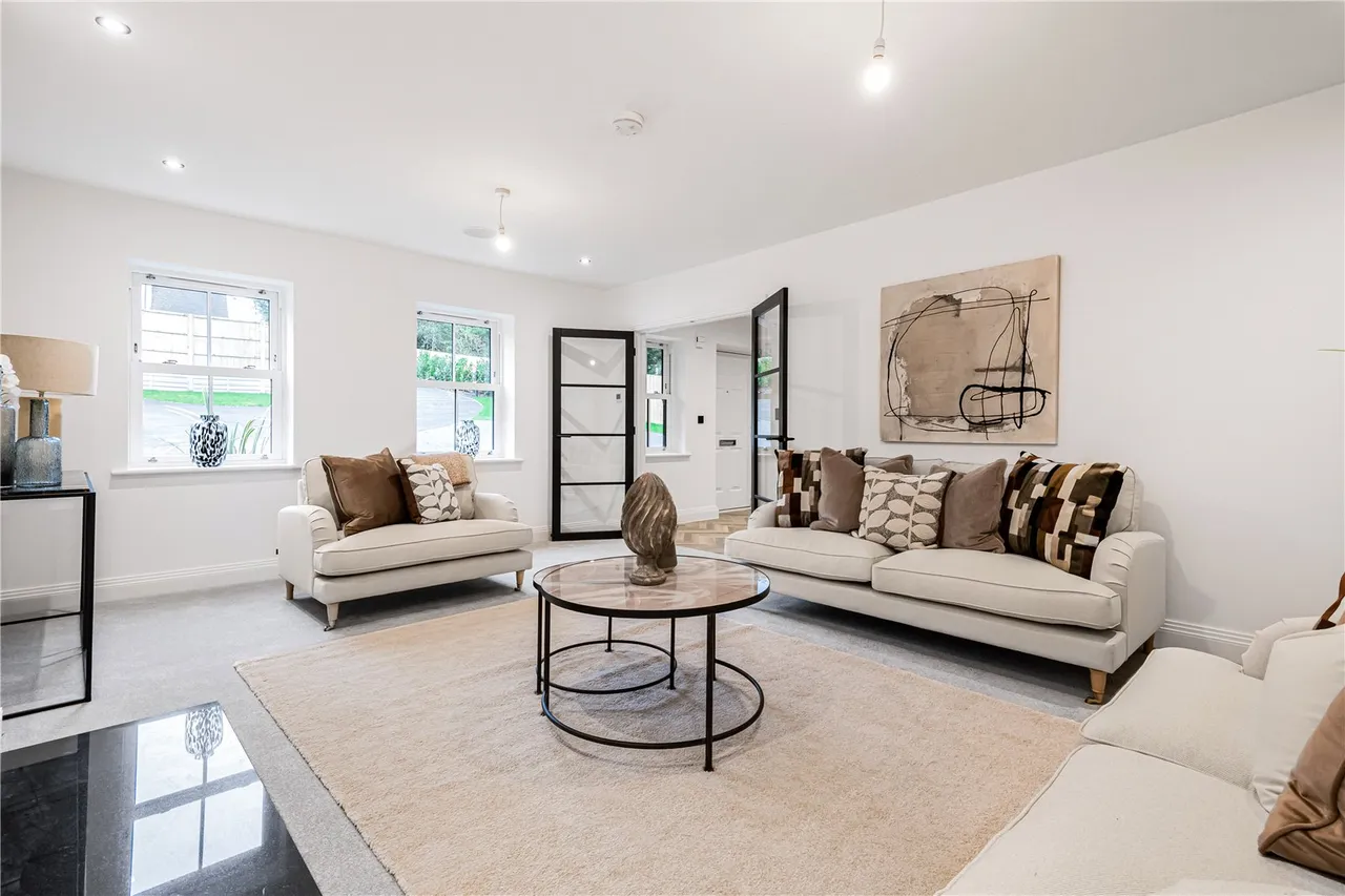 Cuffley Hill, Goffs Oak, Hertfordshire, EN7 5EY, photo 6
