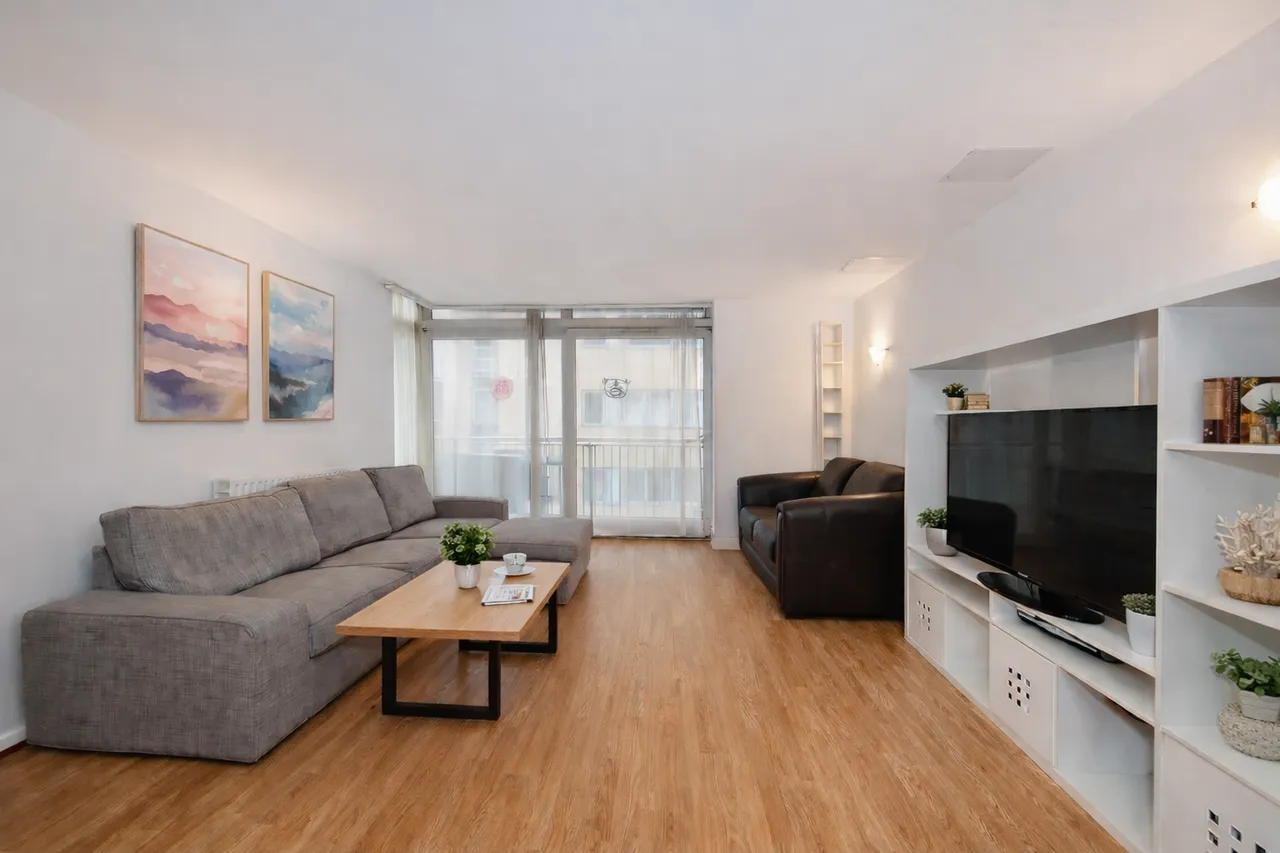 2 bed flat for sale, Moore House, London, E14