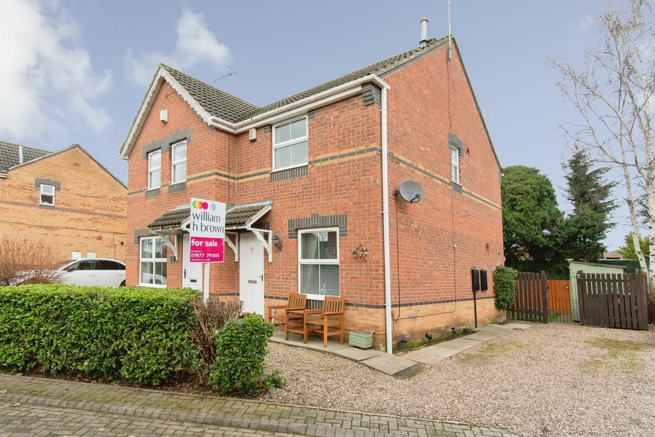 2 bed house for sale — The Courtyard, Pontefract