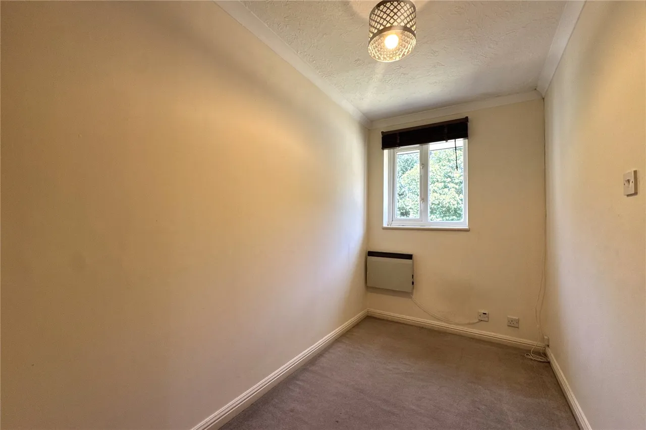 Kingfisher Close, Farnborough, Hampshire, GU14 9QX, photo 10