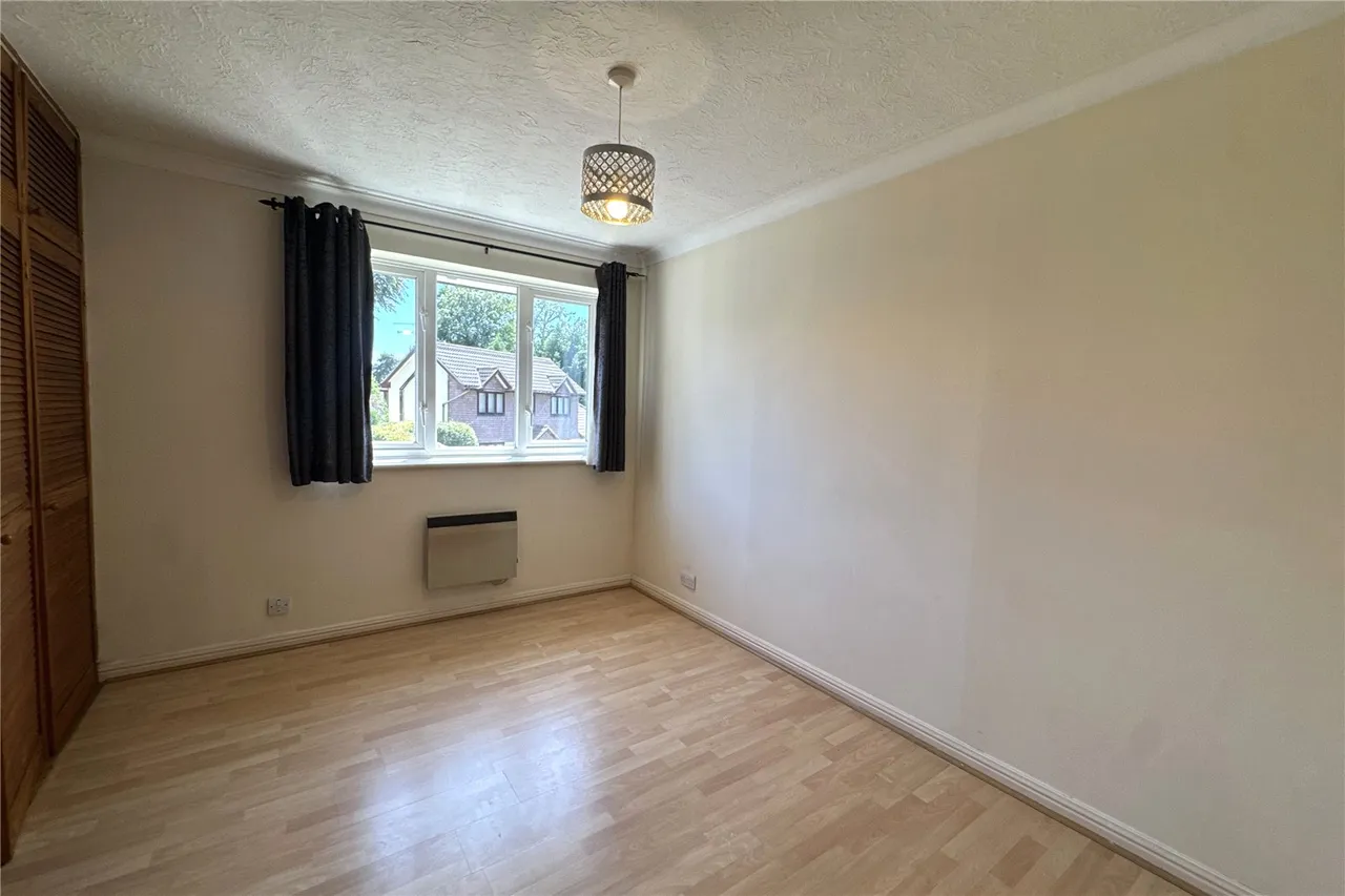 Kingfisher Close, Farnborough, Hampshire, GU14 9QX, photo 9