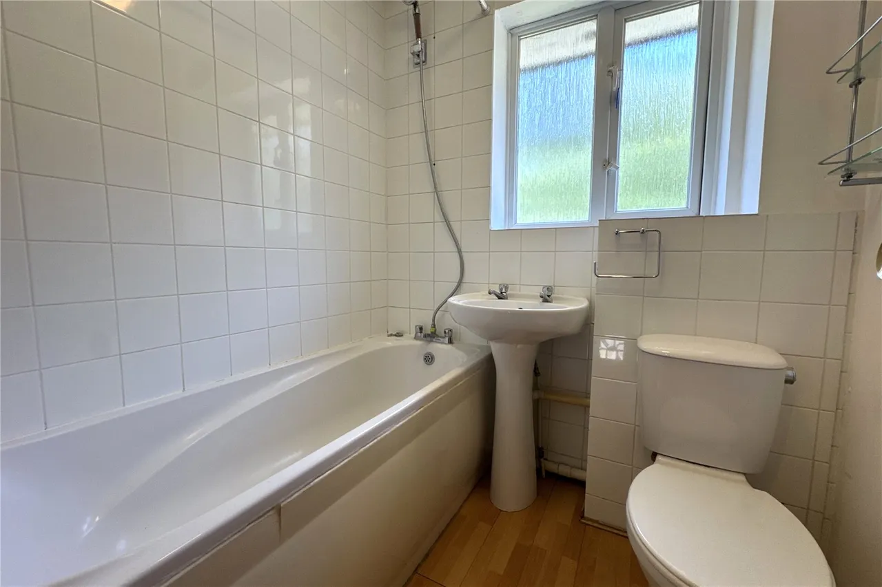 Kingfisher Close, Farnborough, Hampshire, GU14 9QX, photo 5