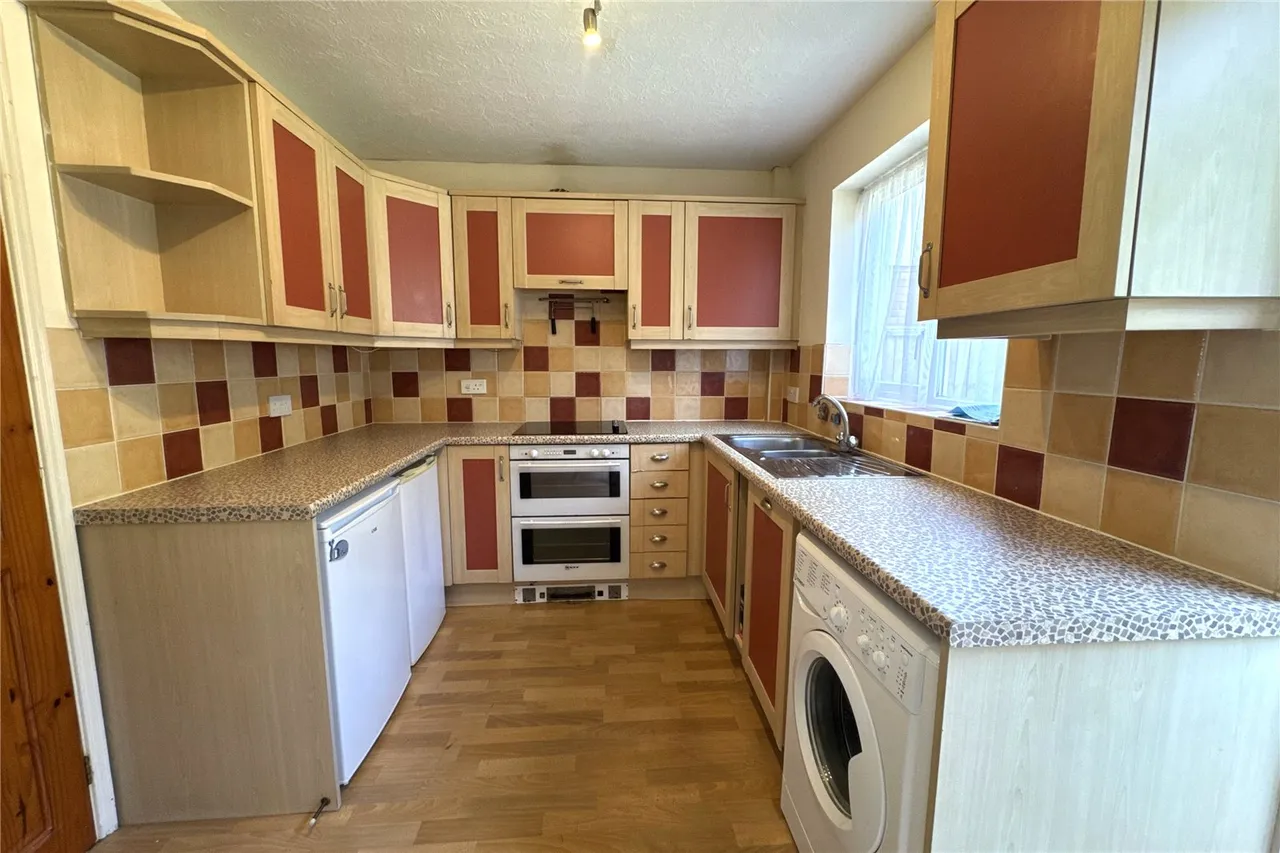 Kingfisher Close, Farnborough, Hampshire, GU14 9QX, photo 4