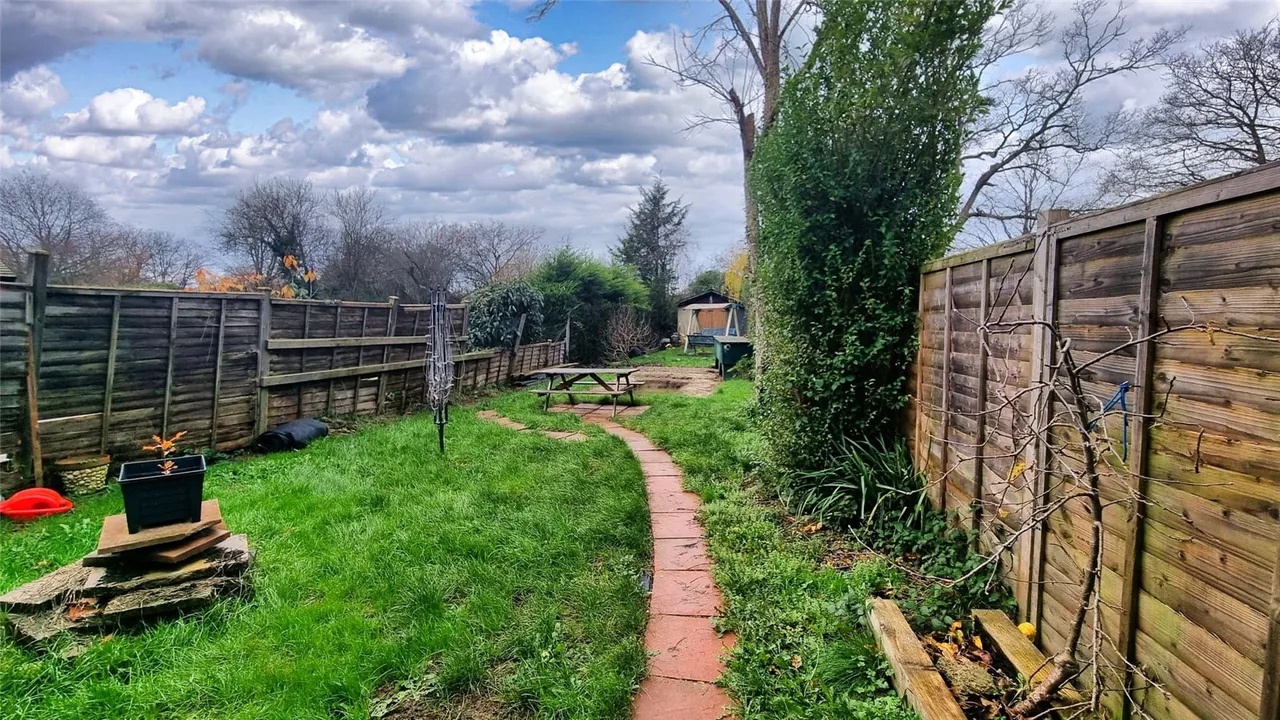 Raleigh Drive, Smallfield, RH6, photo 13