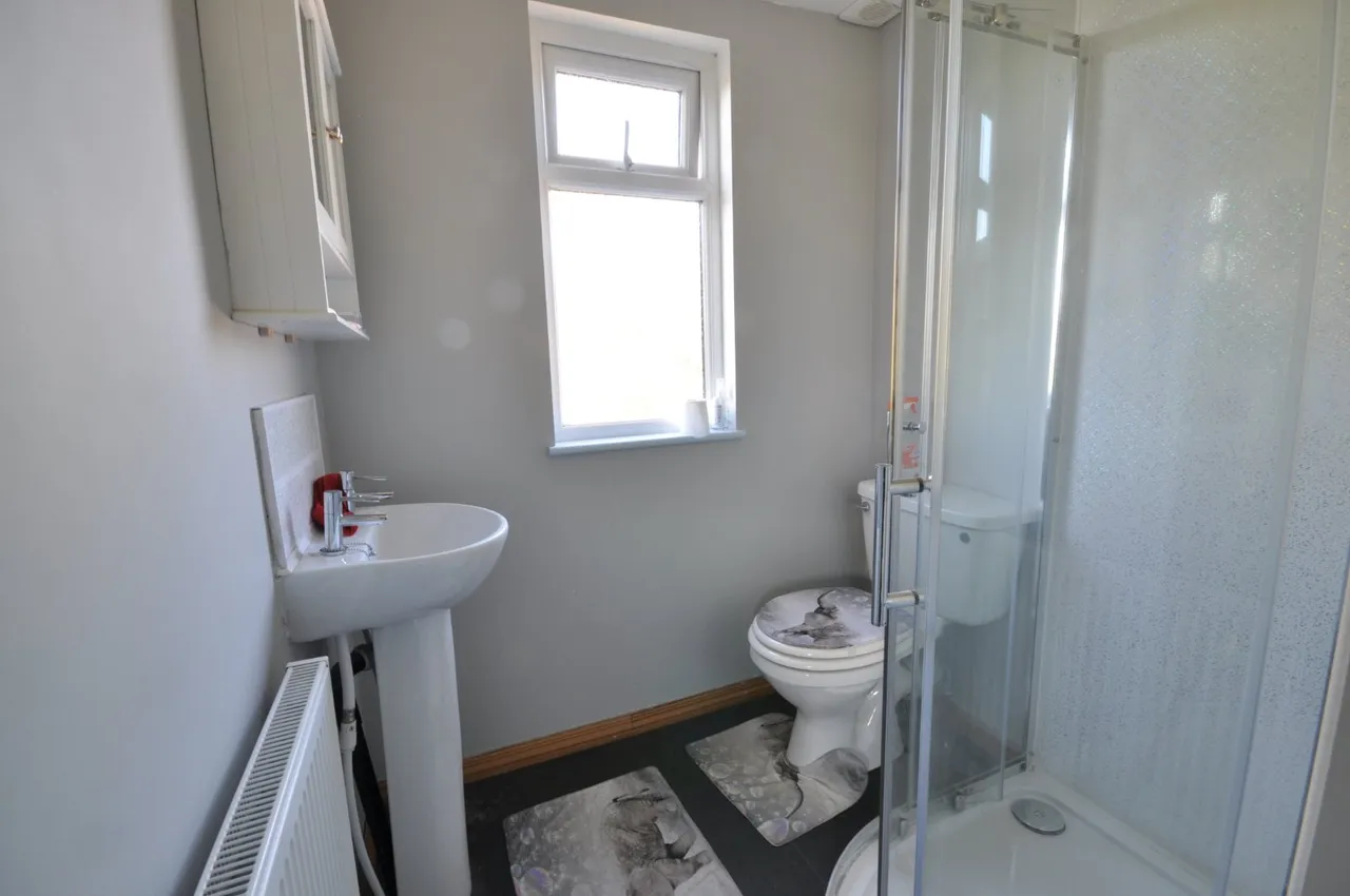Raleigh Drive, Smallfield, RH6, photo 11
