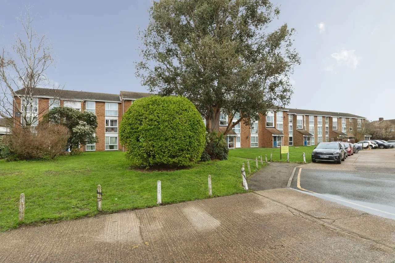 Dellow Close, Ilford, IG2, photo 7