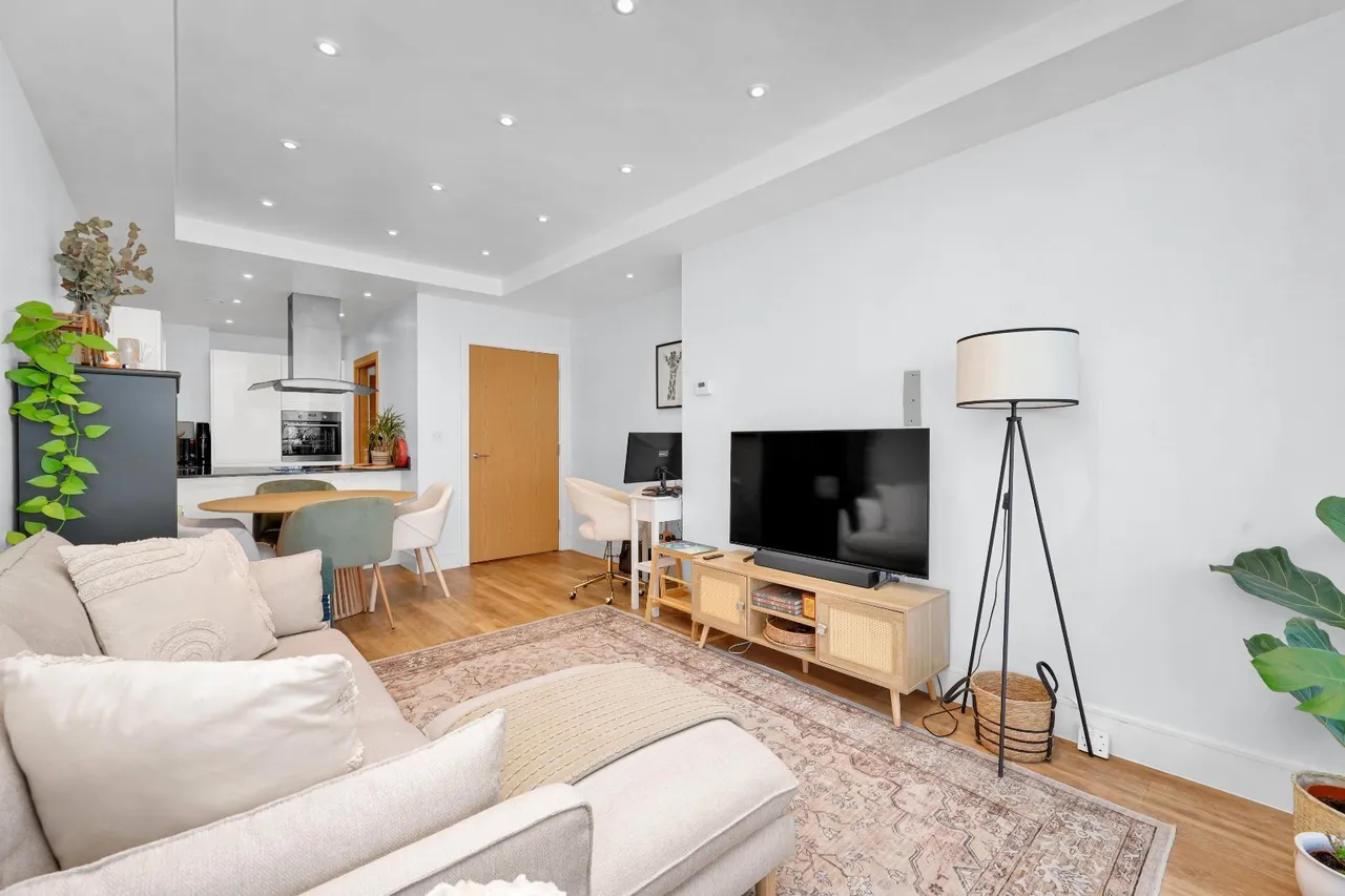 Knaresborough Drive, London, SW18, photo 13