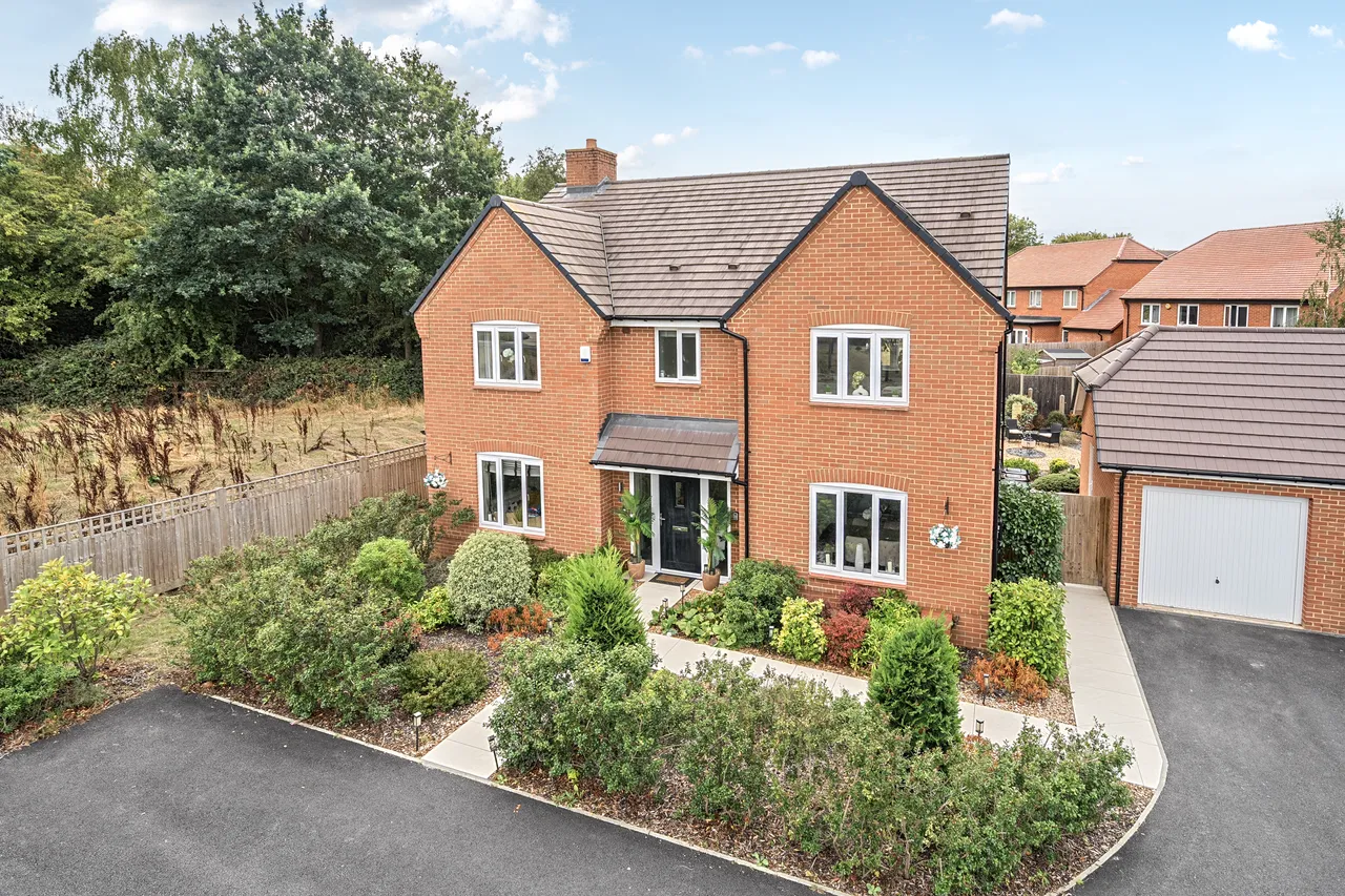 5 bed house for sale — Westbroke Way, Farnham, GU10