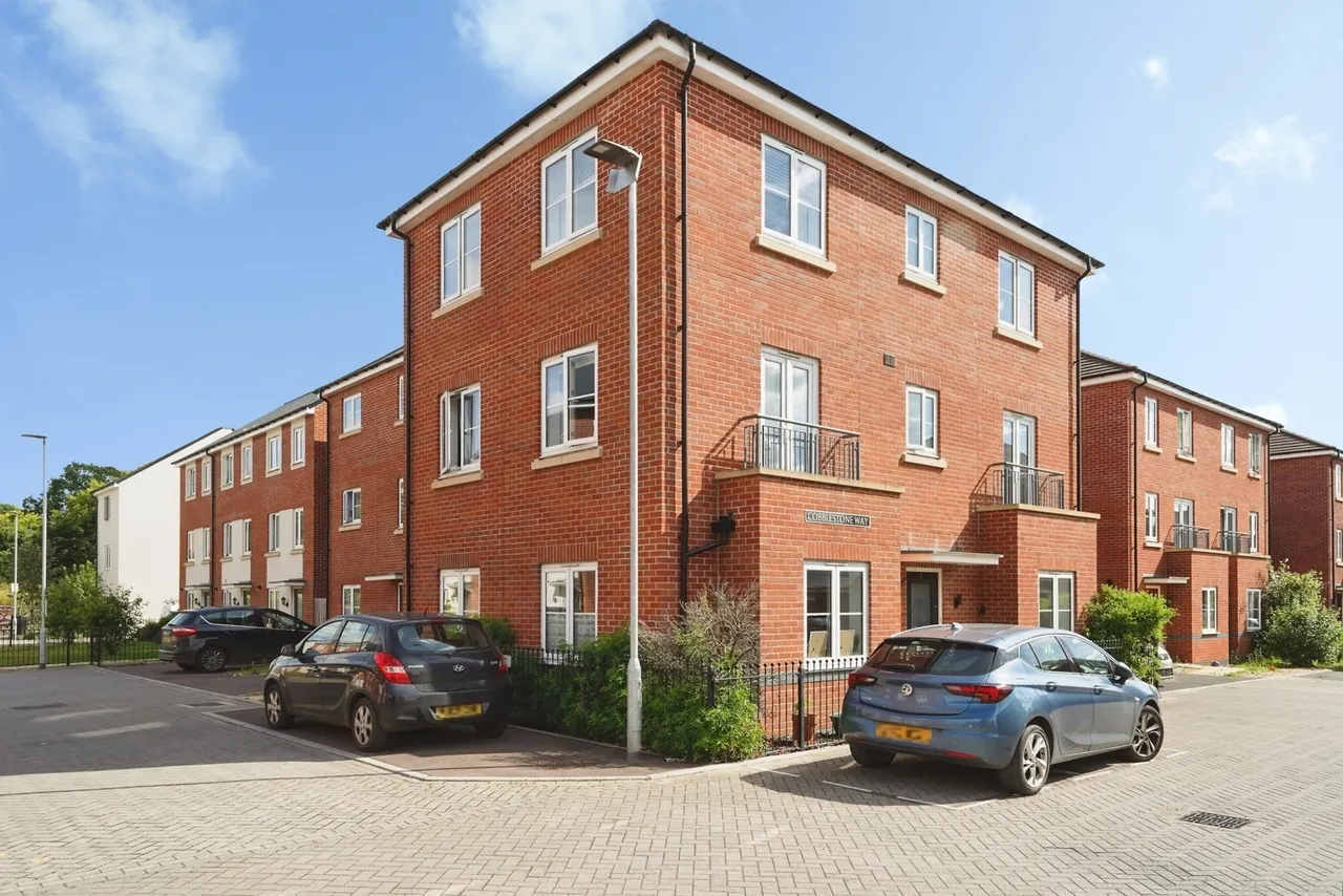 2 bed flat for sale, Brickfield Drive, Cheltenham, GL51