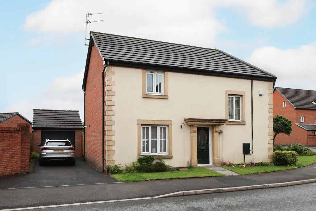 4 bed house for sale — Newbold Hall Drive, Rochdale OL16 3AJ