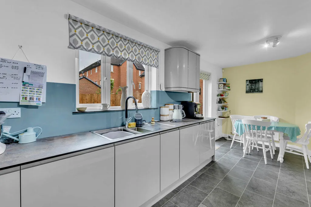 Newbold Hall Drive, Rochdale OL16 3AJ, photo 9