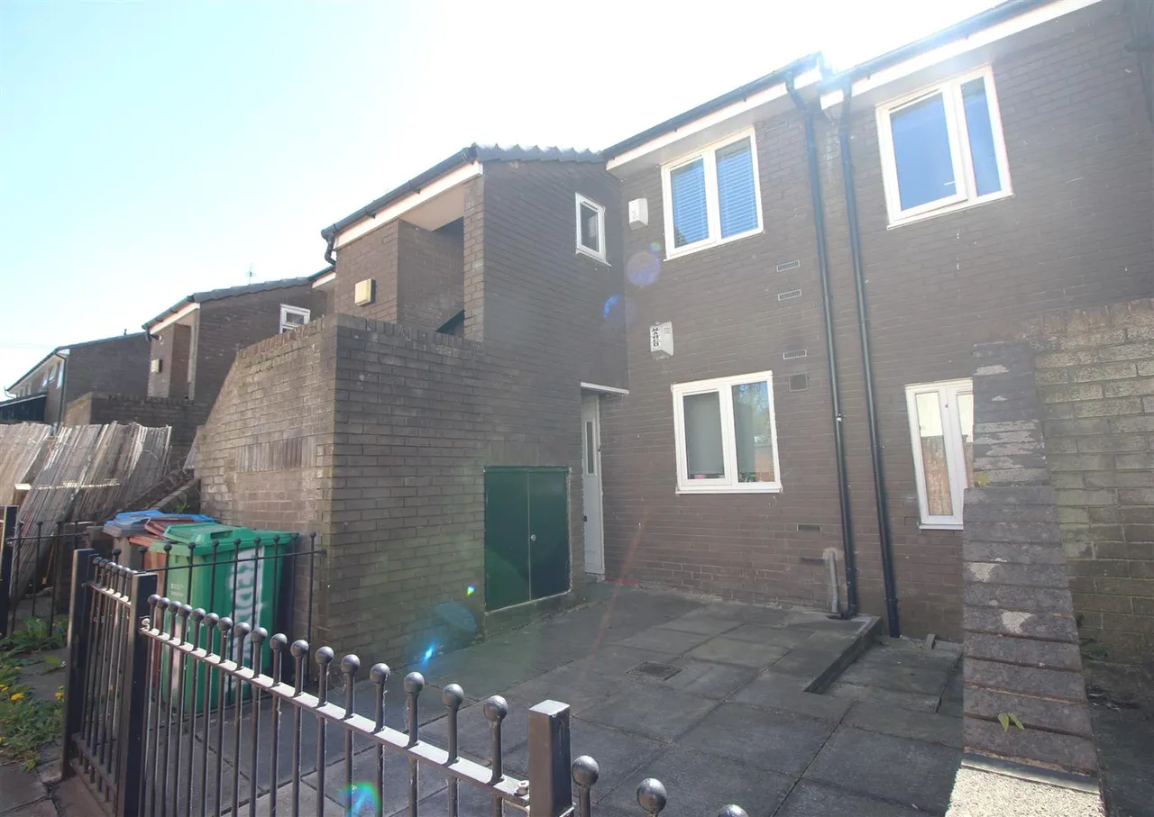 2 bed flat for sale — Redlynch Walk, Manchester, M8 0PT