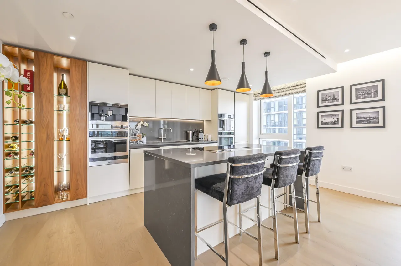 Flat 801, Ariel House, 144 Vaughan Way, London, photo 2