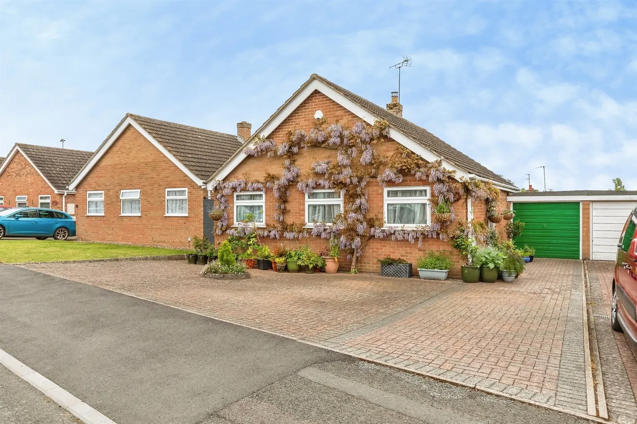 2 bed house for sale — Holmes Avenue, Raunds